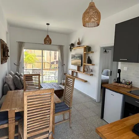 Апартаменти Teak Charm Ларнака