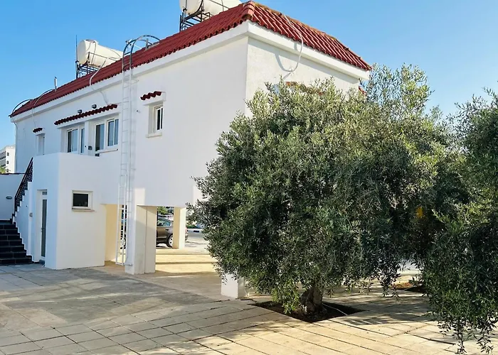 Teak Charm 2-br Apartment